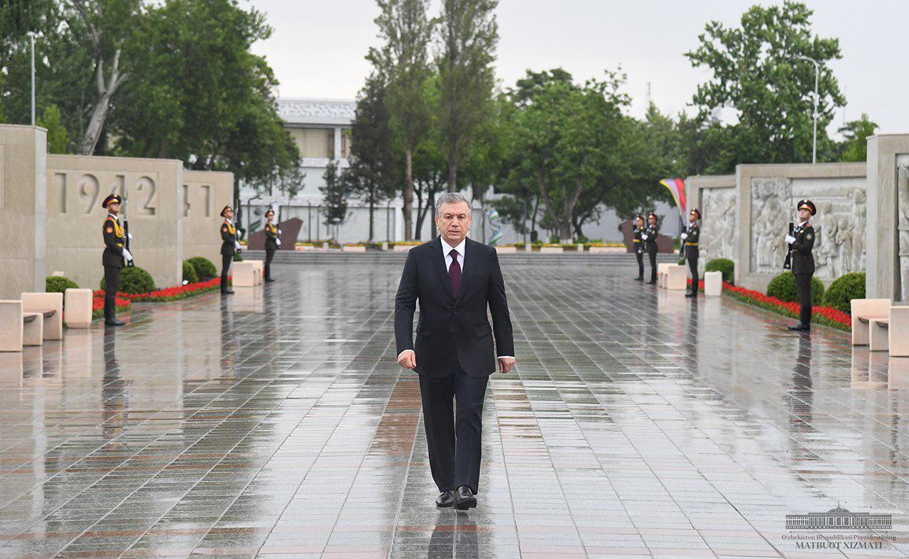Шавкат Мирзиёев «Матонат мадҳияси» ёдгорлик мажмуасига гул қўйди