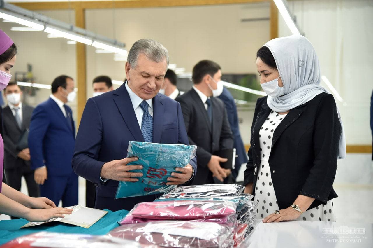 Тўқимачилик саноати Андижон вилоятидаги “драйвер” соҳалардан. “Dinar group” корхонаси шулардан бири. Шавкат Мирзиёев мазкур корхона фаолияти билан танишди