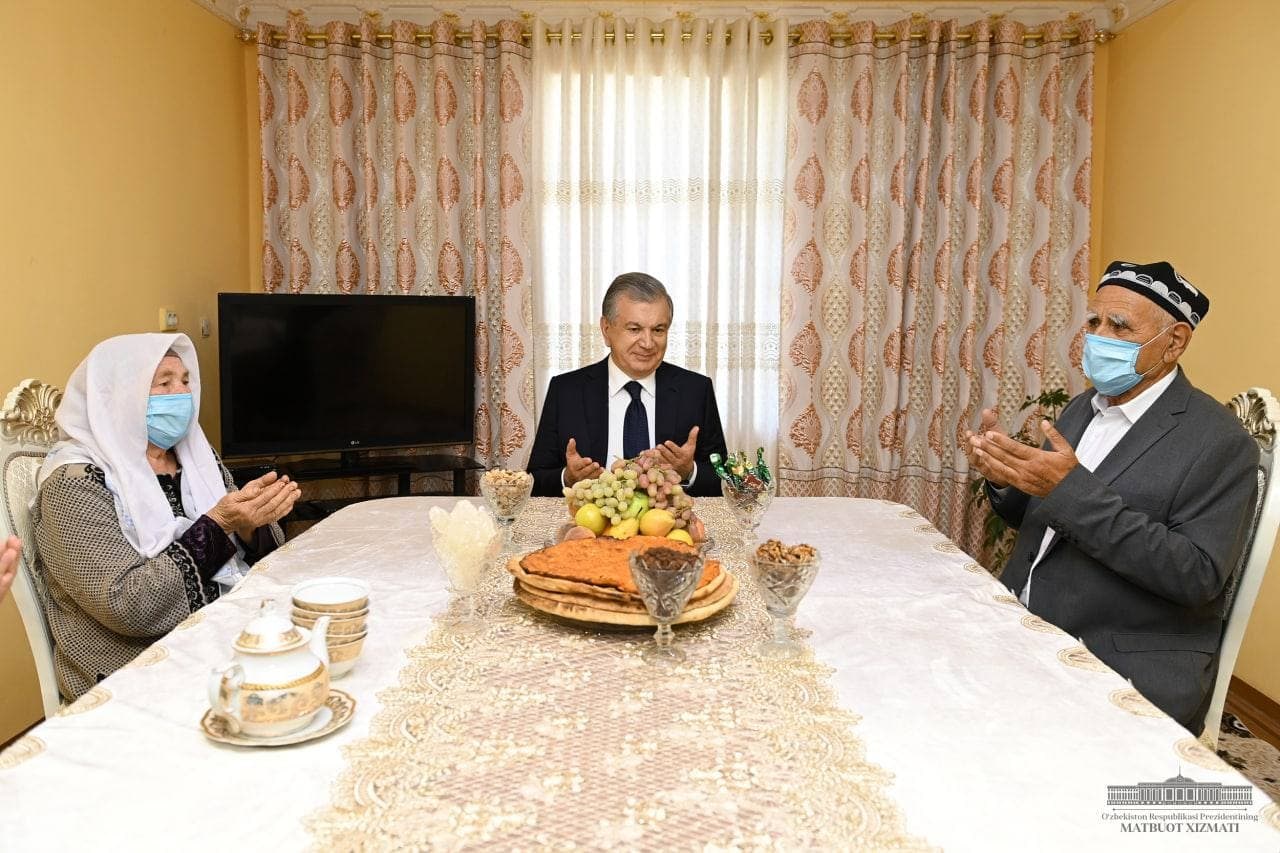 Шавкат Мирзиёев Хивадаги хонадонда меҳмон бўлди